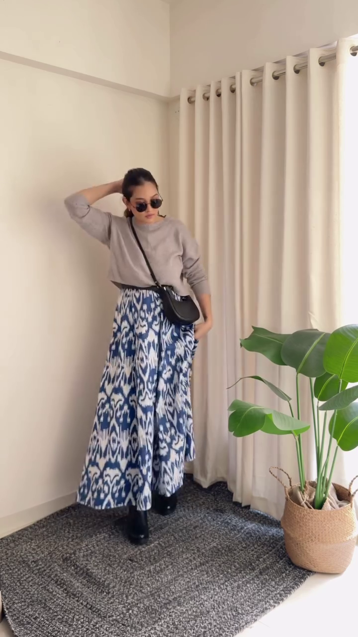 Elegant Casual Winter Outfit – Printed Skirt with Sweater