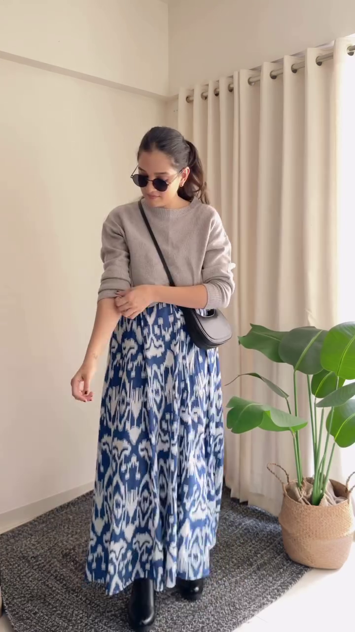 Elegant Casual Winter Outfit – Printed Skirt with Sweater