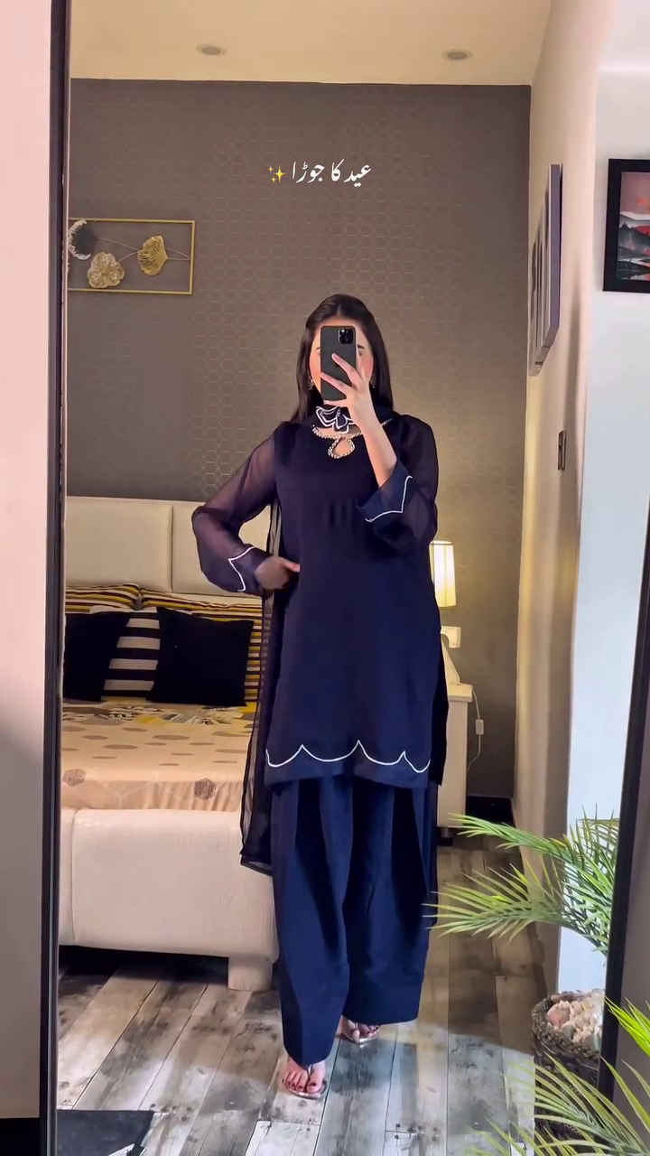 Elegant Black Minimalist Suit for Timeless Style