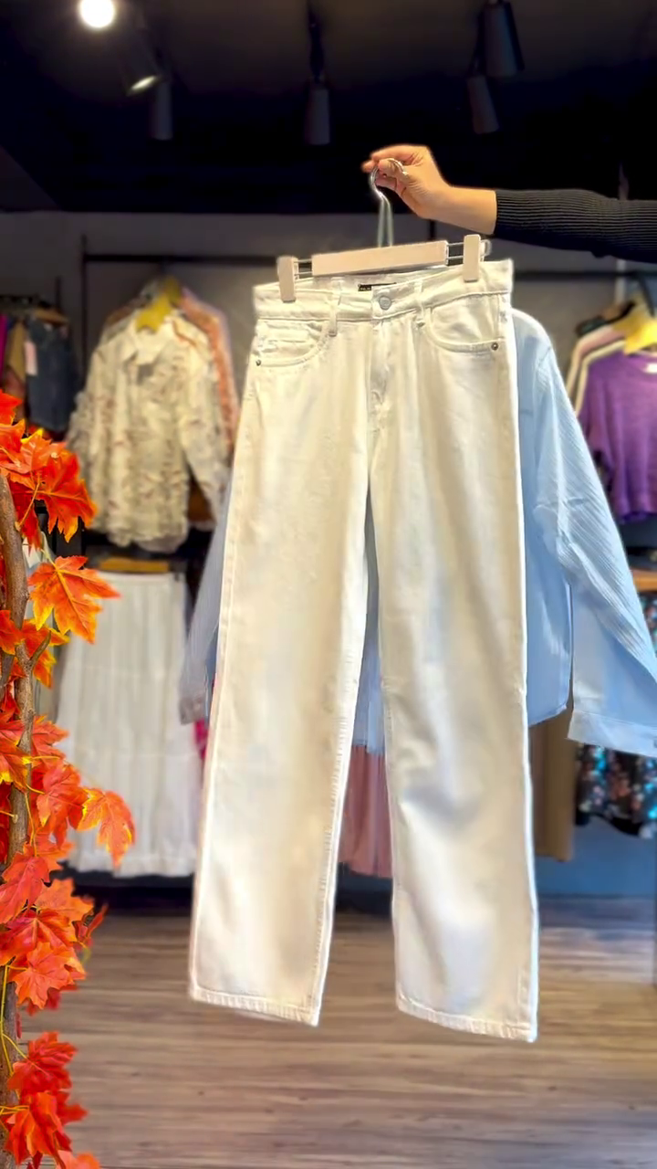 Classic White Straight-Fit Jeans for Everyday Style